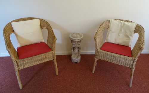 twee rieten stoelen